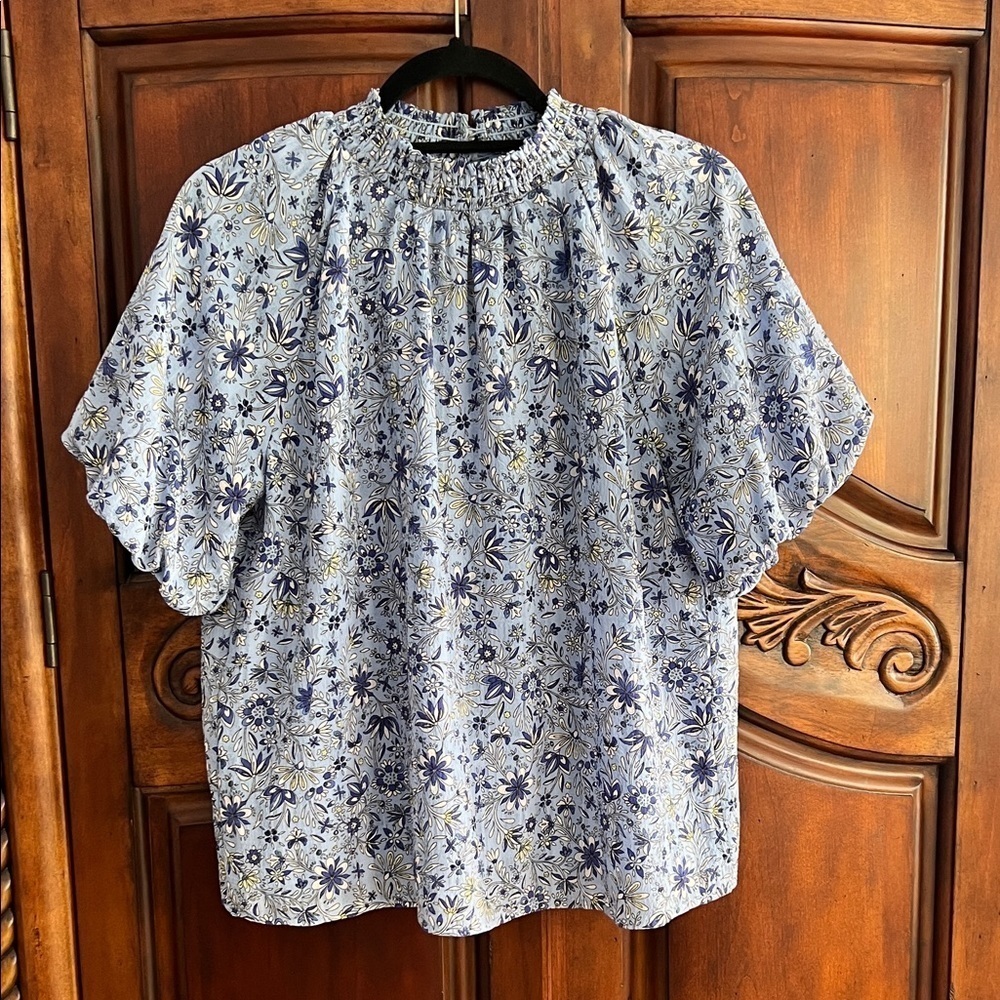 LOFT Floral Blue petite bubble sleeve floral blouse- size MP - Picture 2 of 8